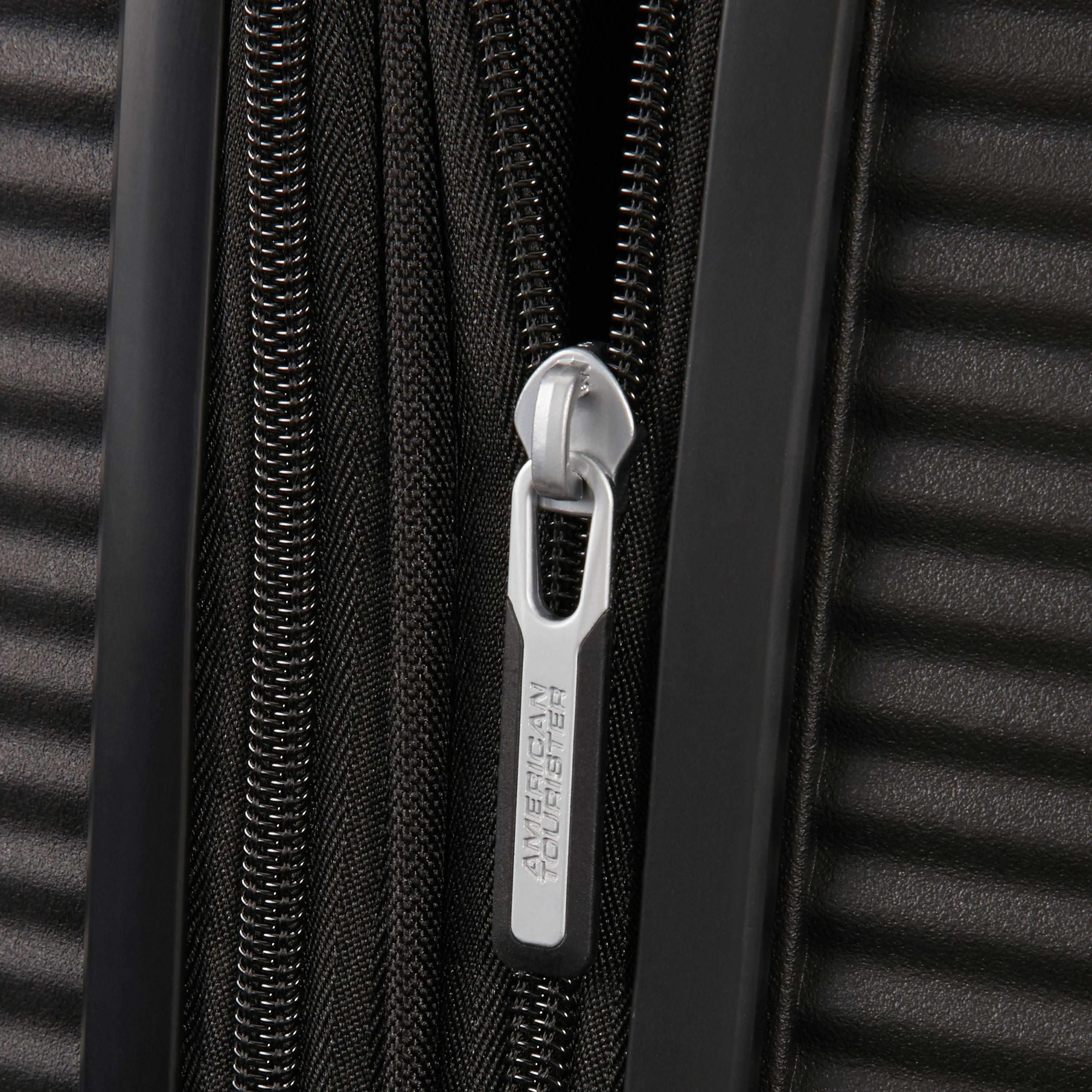 American Tourister Curio Spinner Carry-On