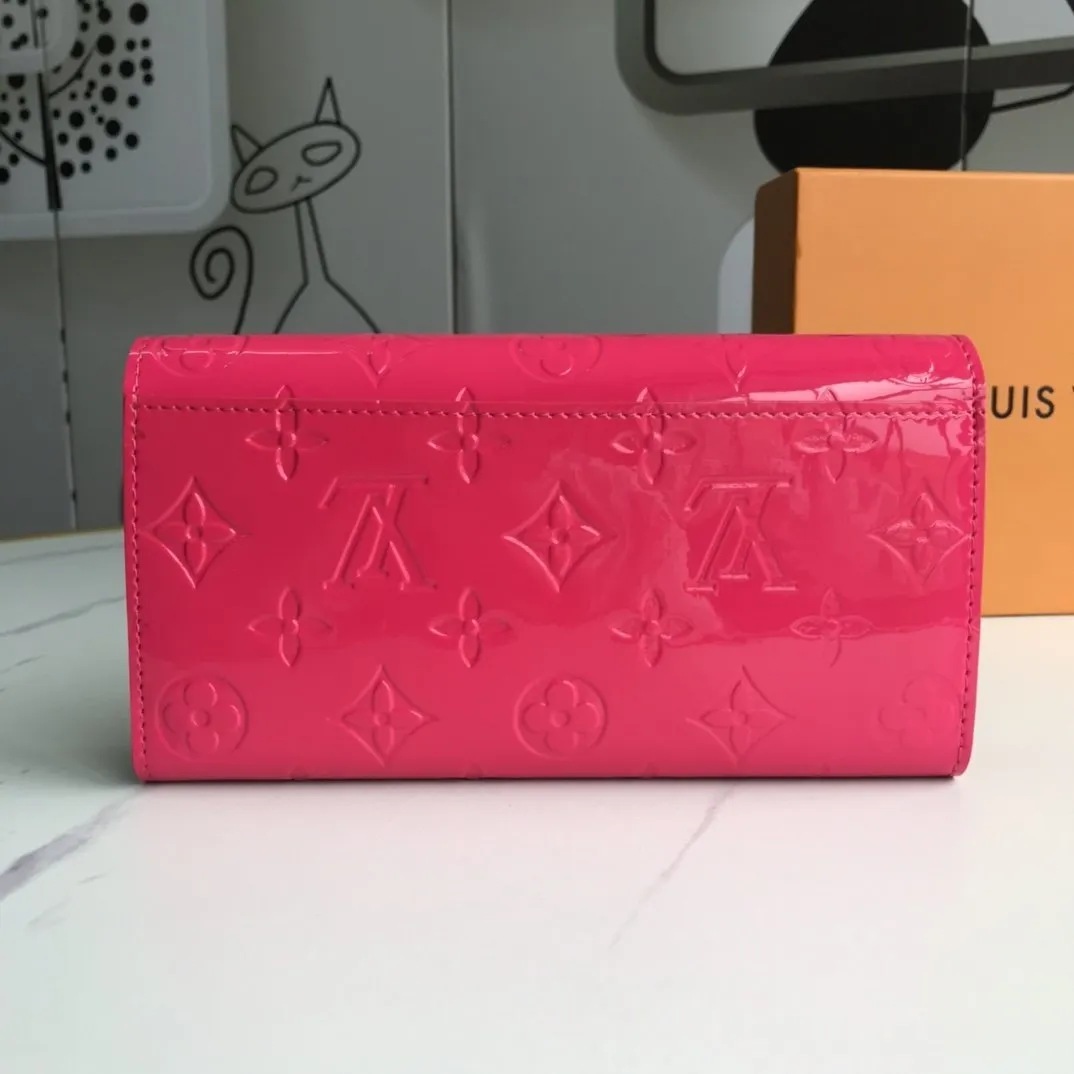 CE - New Wallets LUV 004